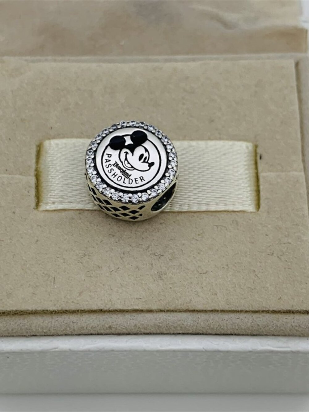 ✨🔥Pandora Disneyland Mickey Mouse Passholder Glamour Bead Charm